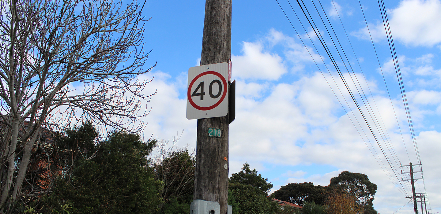 A speed sign showing 40km per hour 